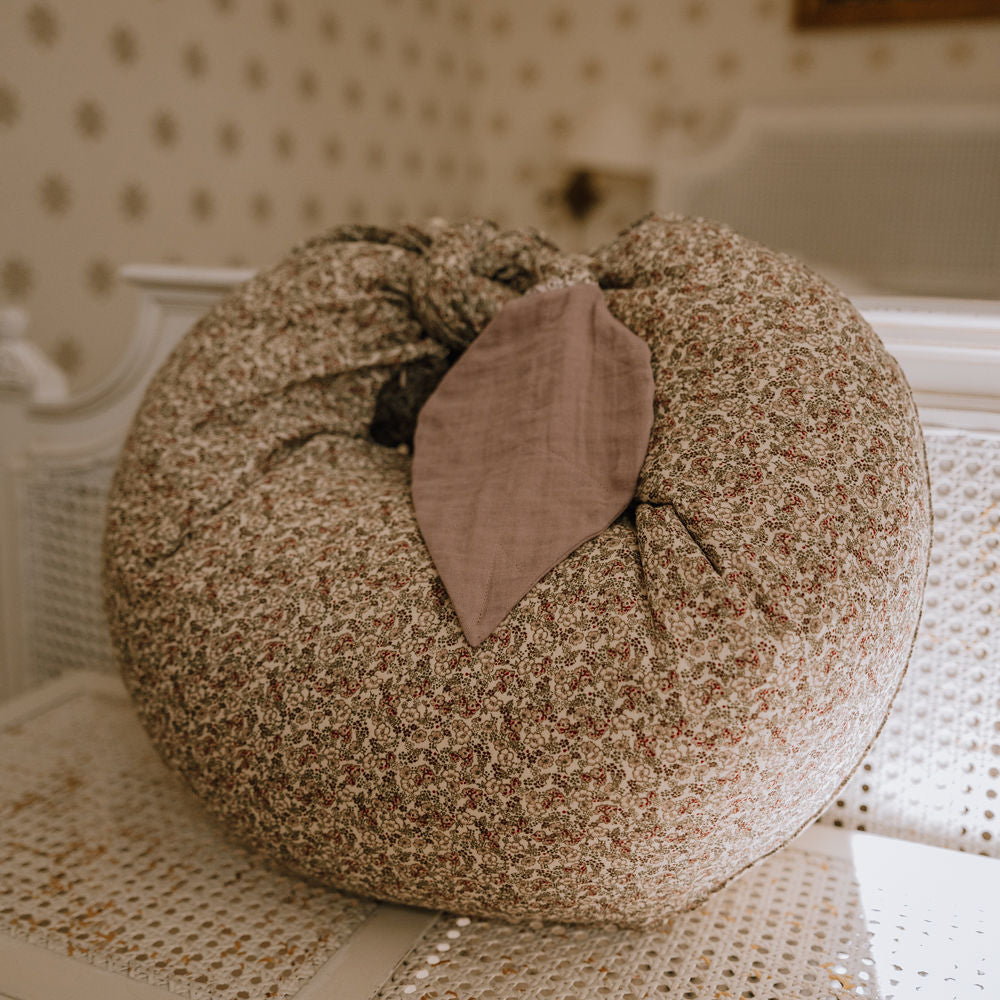 That's Mine Moon nursing pillow - Bouquet rouge - 45% Organic cotton / 55% Thermoballs Buy Pusle & badetid||Ammepuder||Pusle||Nyheder||Alle||Forår & sommer '24||Amning here.