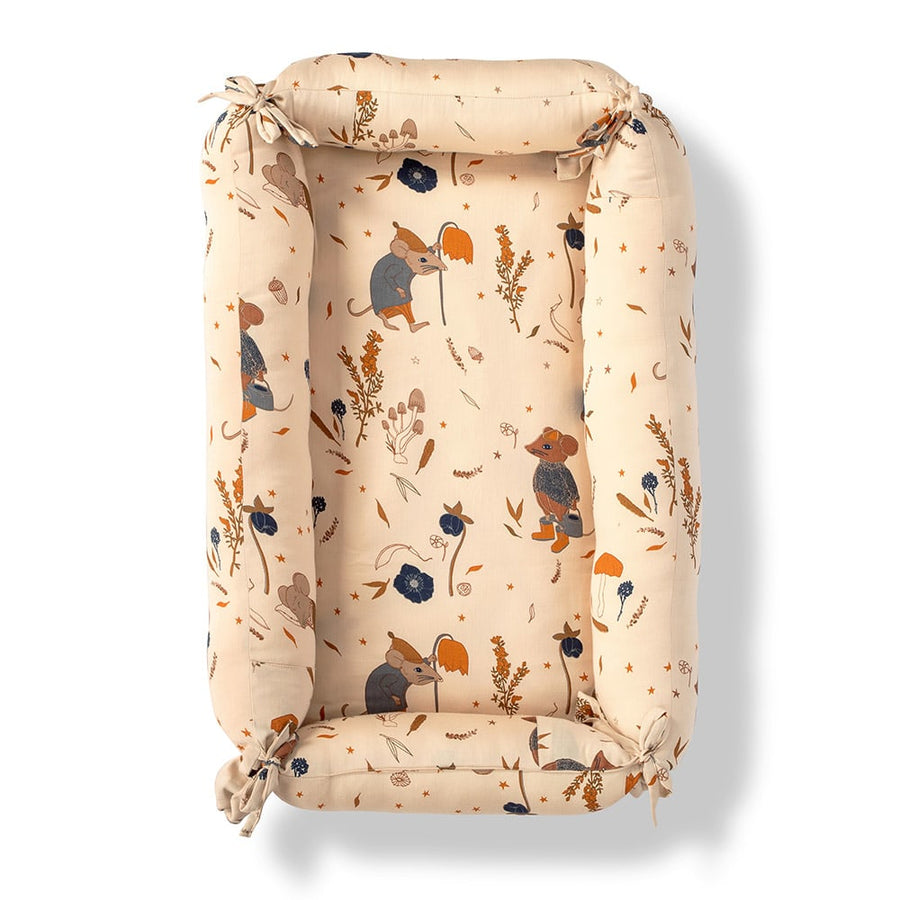 That's Mine Lucca baby nest - Mouse night - 15% Organic cotton, 65% Recycled polyester, 20% Polyurethane foam Buy Sovetid||Babynests||Udsalg||Alle here.