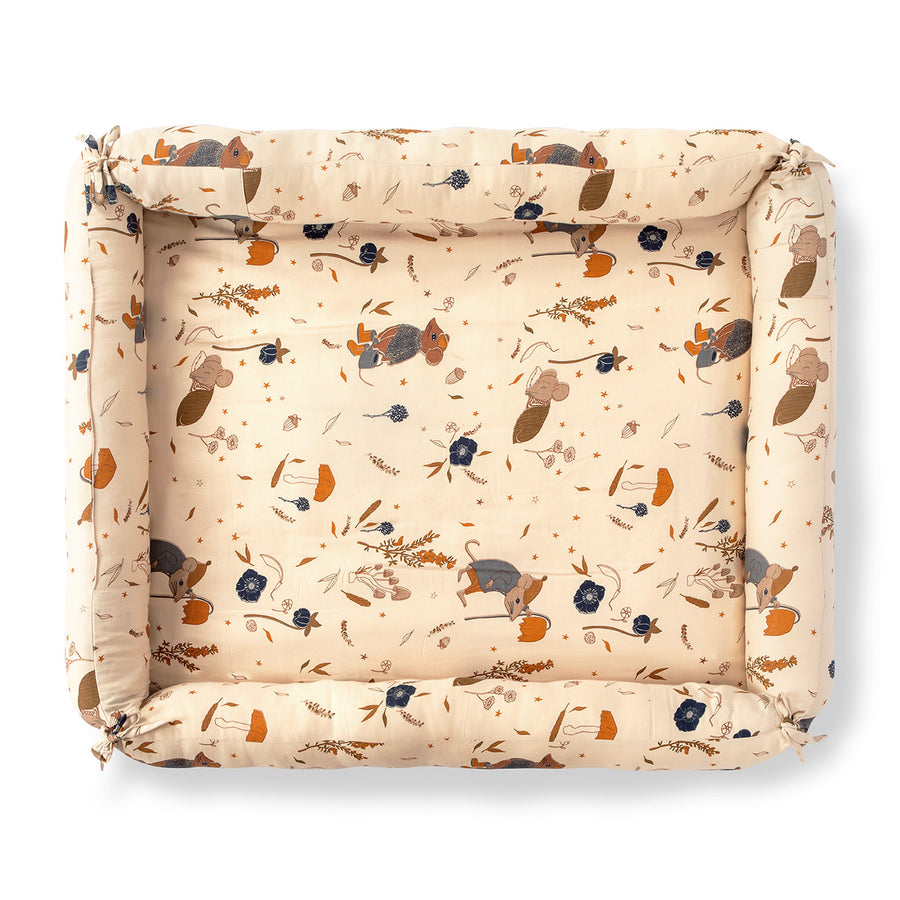 That's Mine Lucca baby nest large - Mouse night - 15% Organic cotton, 65% Recycled polyester, 20% Polyurethane foam Buy Sovetid||Babynests||Udsalg||Alle here.