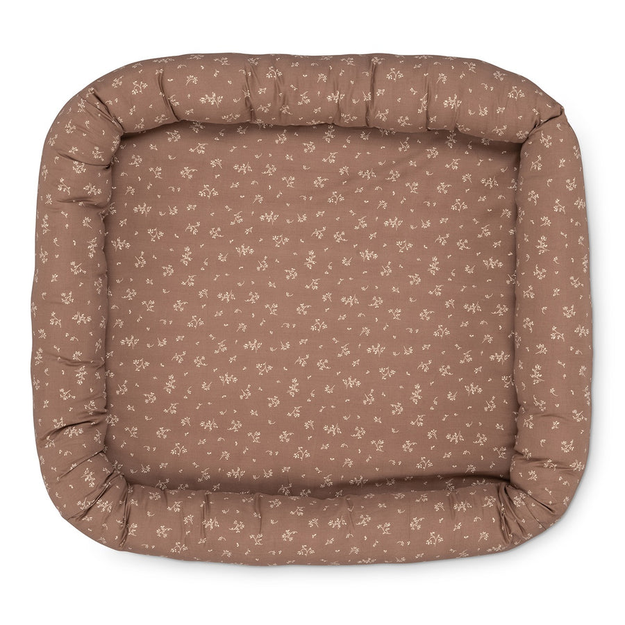 That's Mine Lucca baby nest large - Secret garden cocoa - 15% Organic cotton, 65% Recycled polyester, 20% Polyurethane foam Buy Sovetid||Babynests||Udsalg||Alle here.